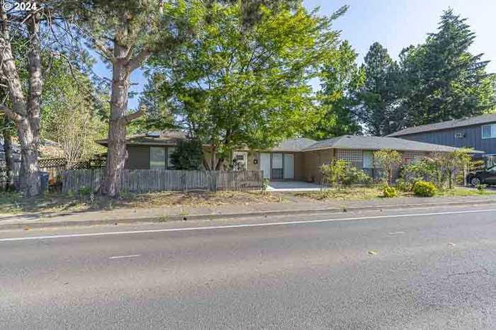 photo 1: 1825 NW Grant Ave, Corvallis OR 97333