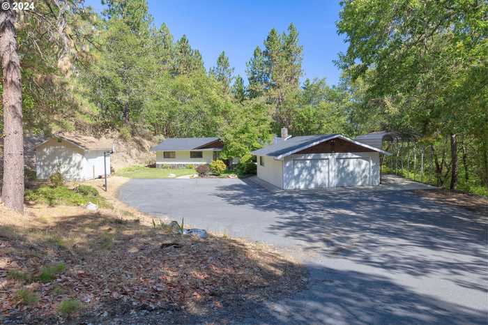 photo 1: 333 Sky Way, Grants Pass OR 97527