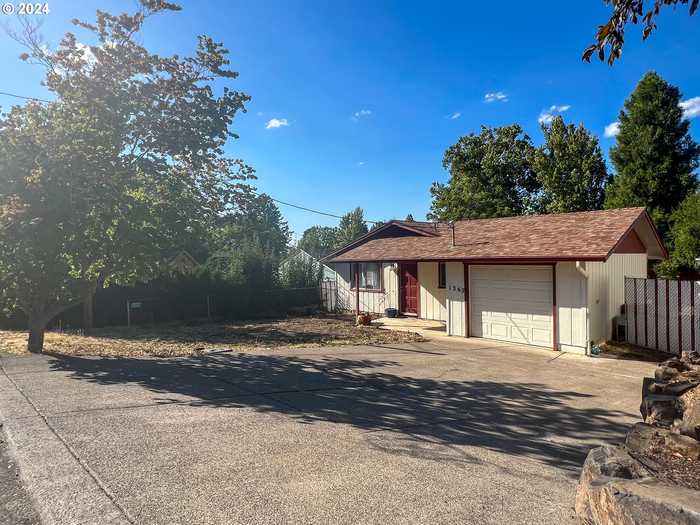 photo 1: 1367 LAWNRIDGE ST, Medford OR 97504