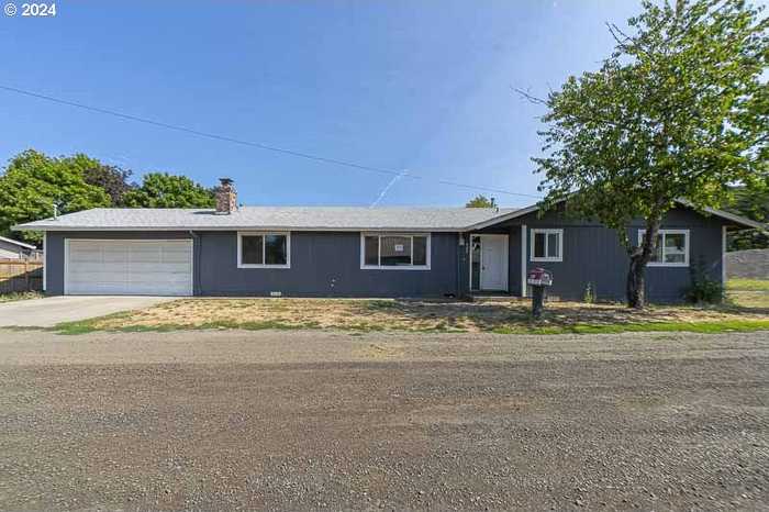 photo 1: 353 NE BALM ST, Sheridan OR 97378