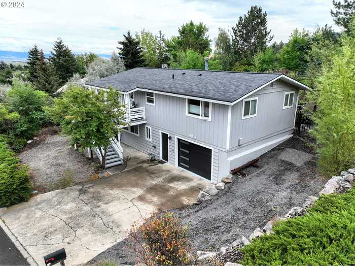 photo 2: 484 HAWTHORNE DR, La Grande OR 97850