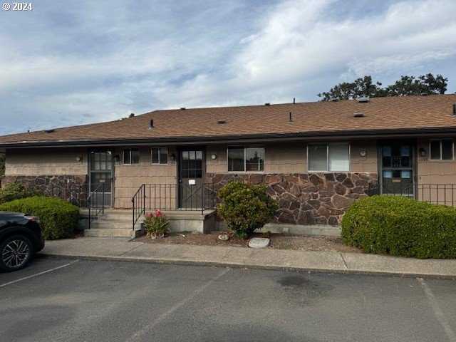 photo 1: 1394 SE COURT AVE, Roseburg OR 97470