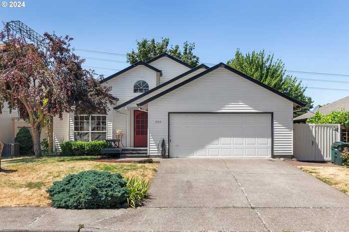 photo 1: 1233 SW 213th AVE, Beaverton OR 97003