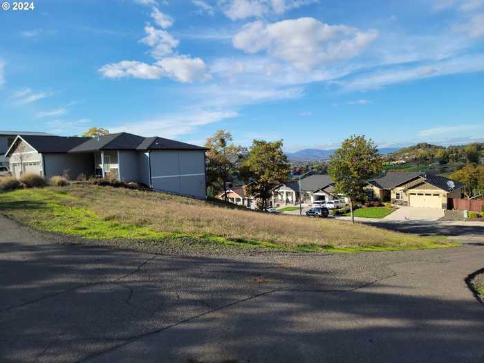 photo 8: 1324 POPPY RIDGE DR, Eagle Point OR 97524