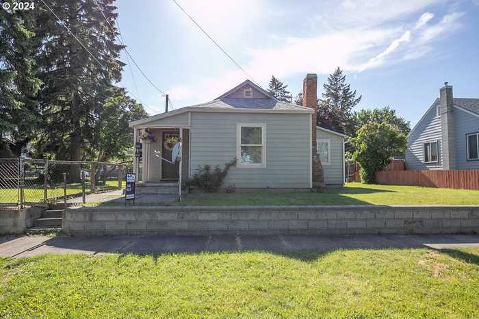 photo 1: 2112 3RD ST, La Grande OR 97850