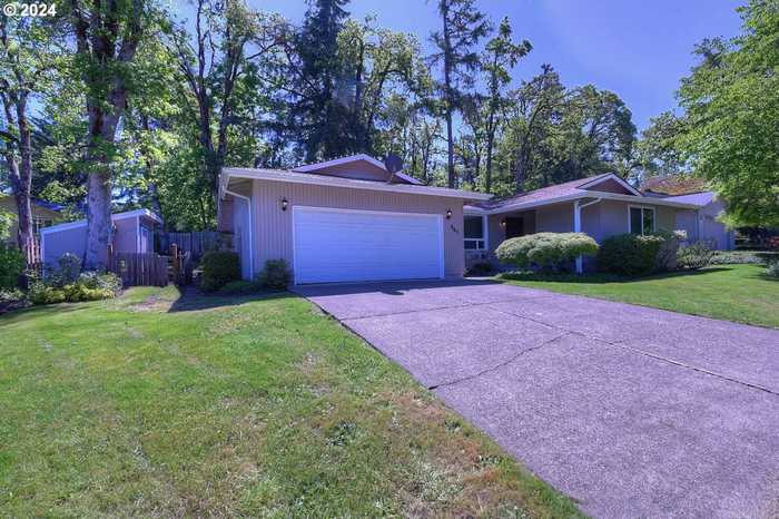 photo 1: 443 S 68TH PL, Springfield OR 97478