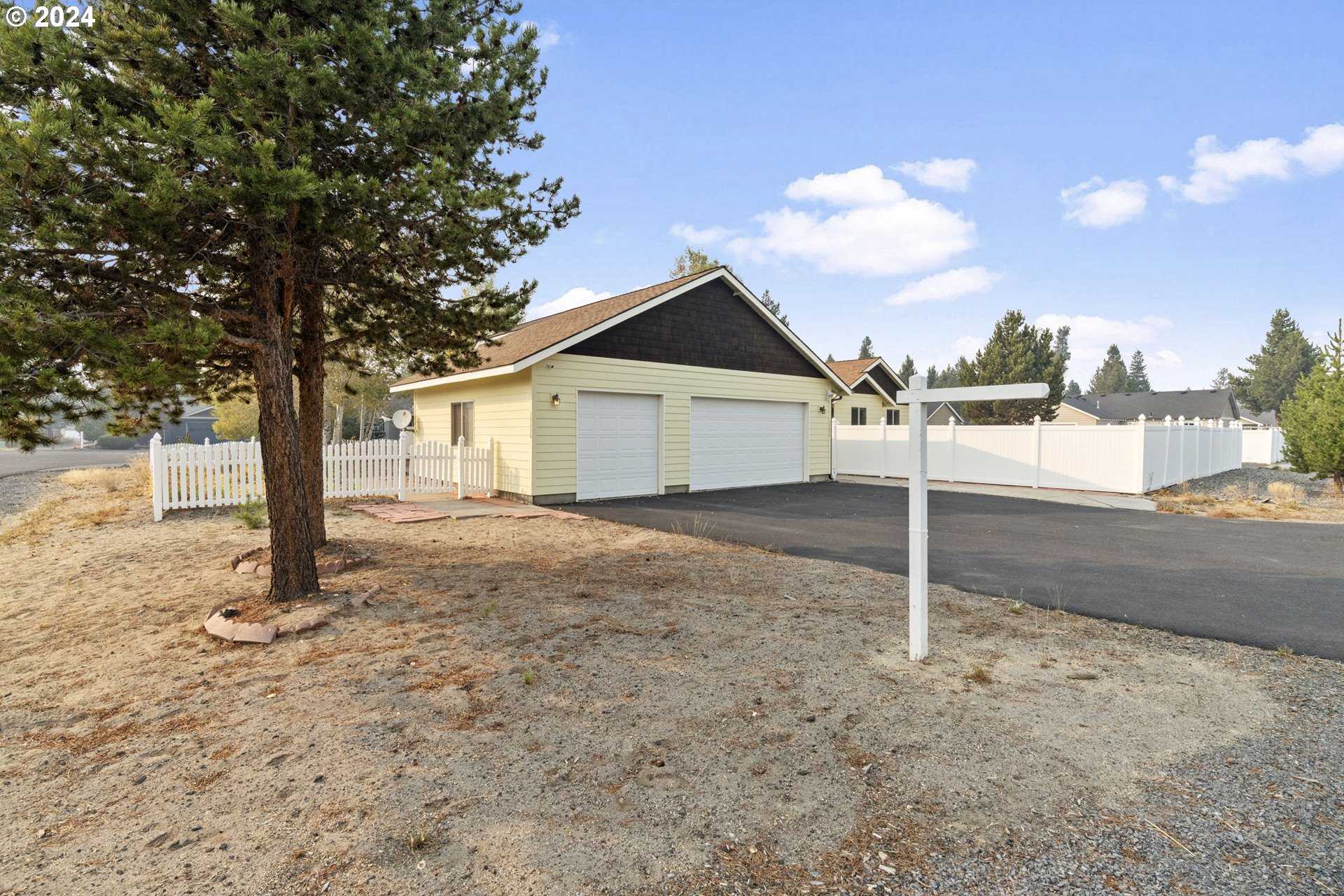 photo 1: 16696 OAKRIDGE PL, La Pine OR 97739