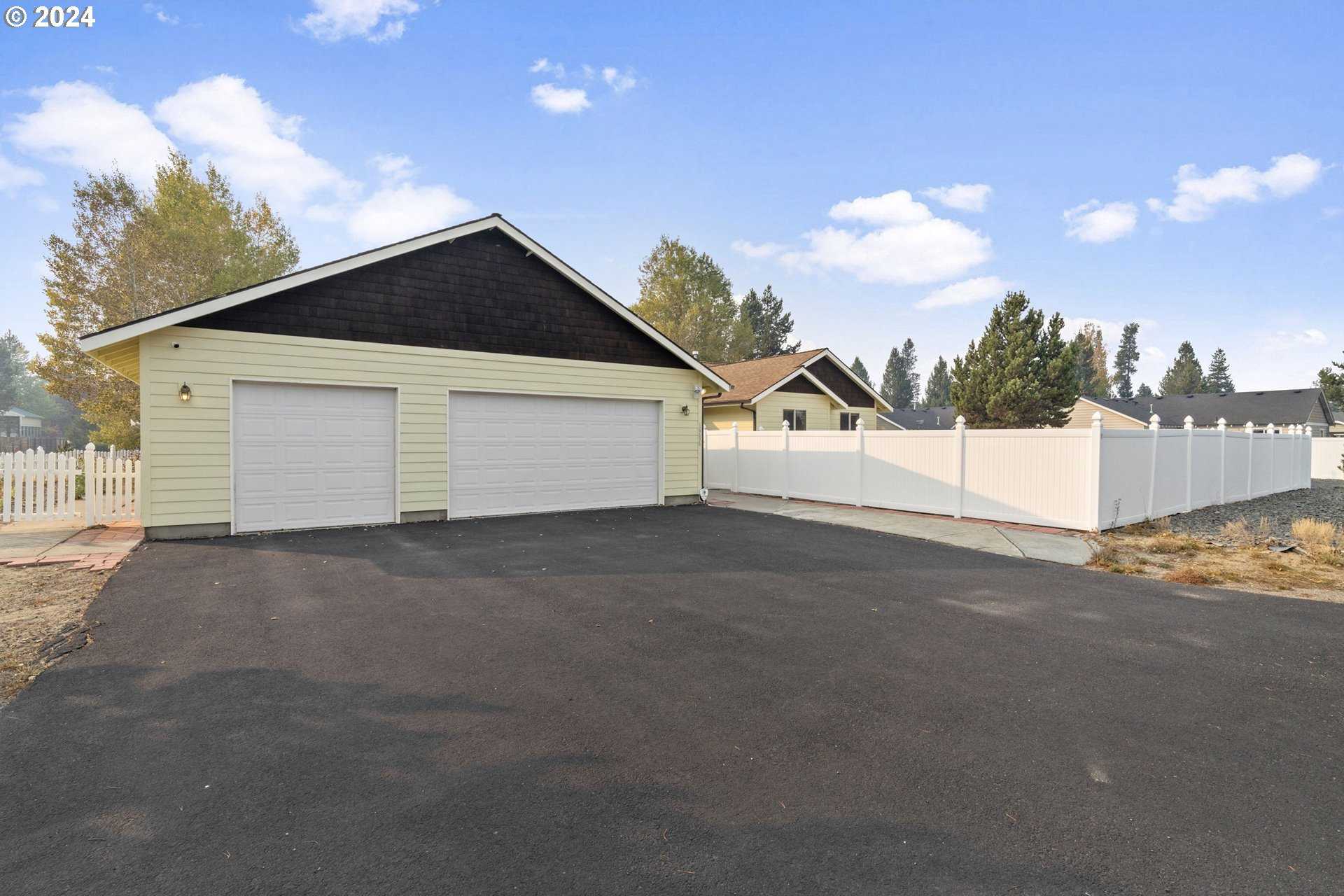 photo 2: 16696 OAKRIDGE PL, La Pine OR 97739