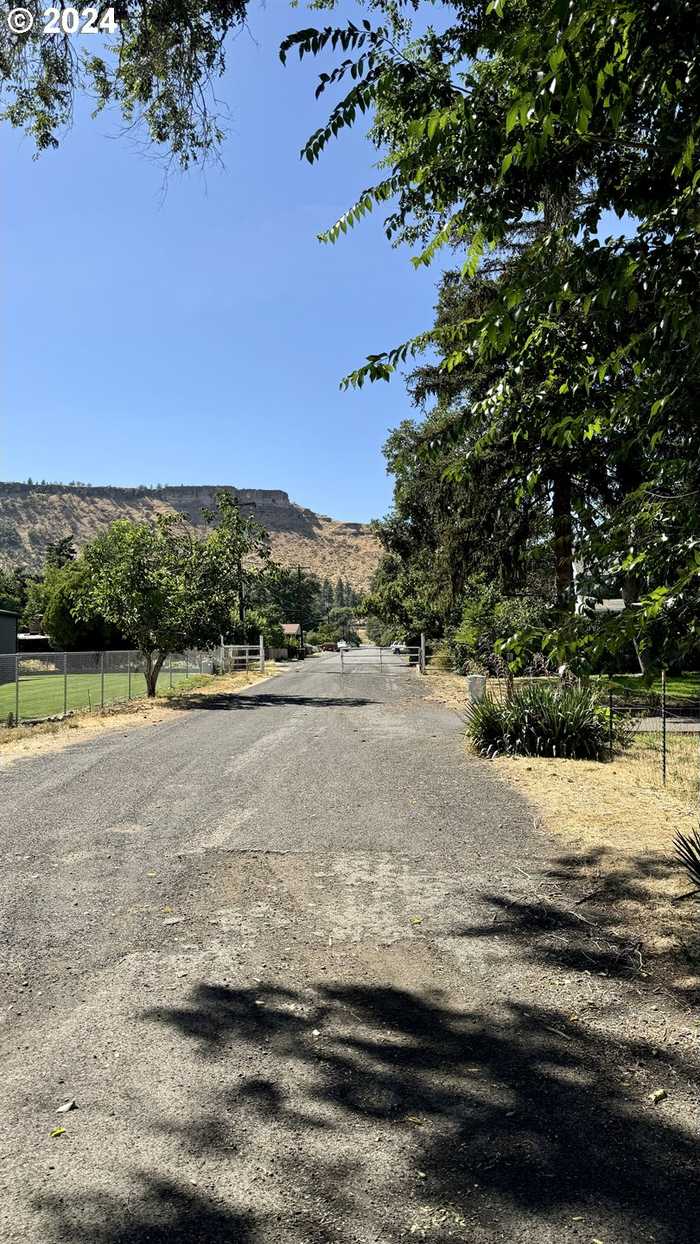 photo 2: W Irvine ST, The Dalles OR 97058