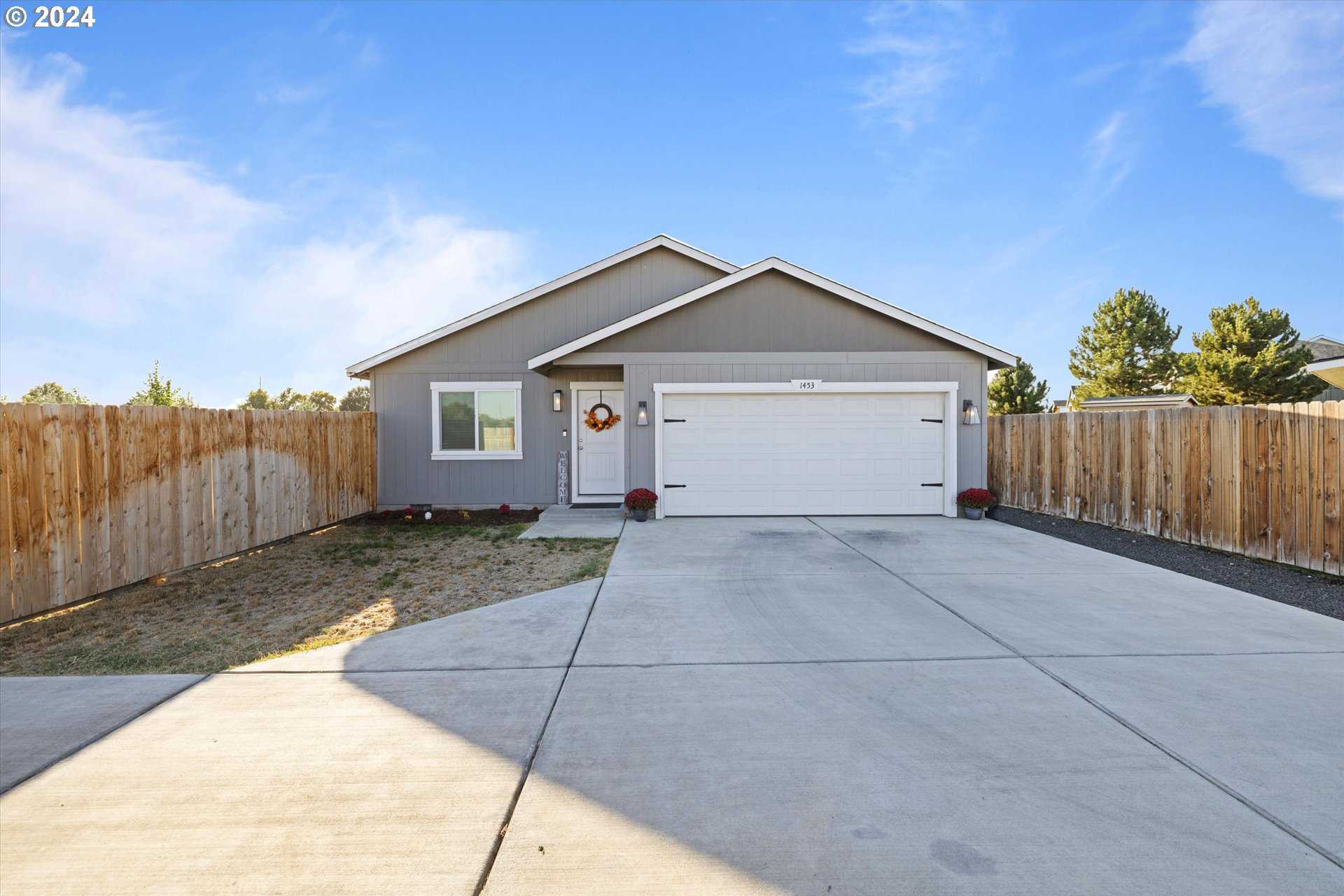 photo 1: 1453 NE KENNA DR, Hermiston OR 97838