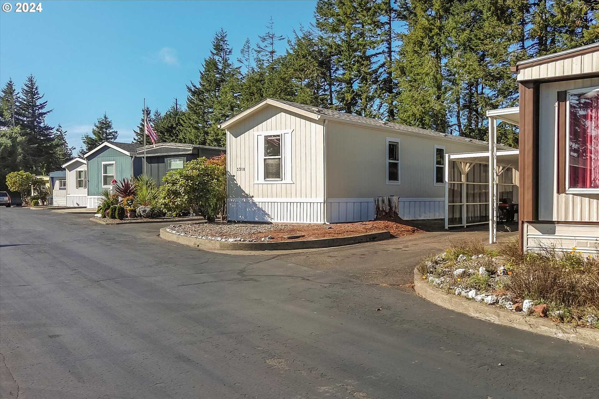 photo 3: 3310 SANDPIPER DR, Coos Bay OR 97420