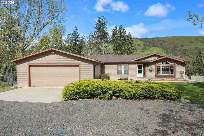 photo 1: 6863 WELLS RD, The Dalles OR 97058
