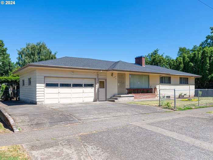 photo 1: 1220 SE 84TH AVE, Portland OR 97216