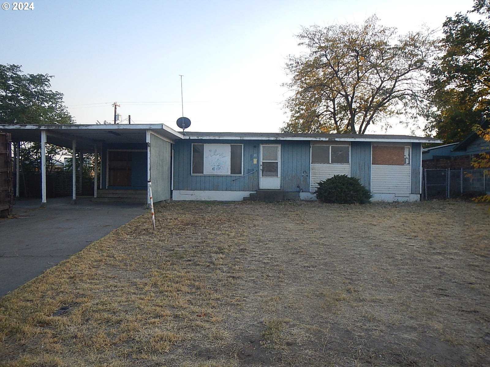 photo 1: 70 MADISON ST, Umatilla OR 97882