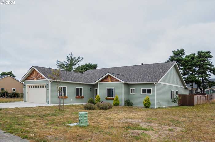 photo 2: 880 ROGERS PL, Bandon OR 97411