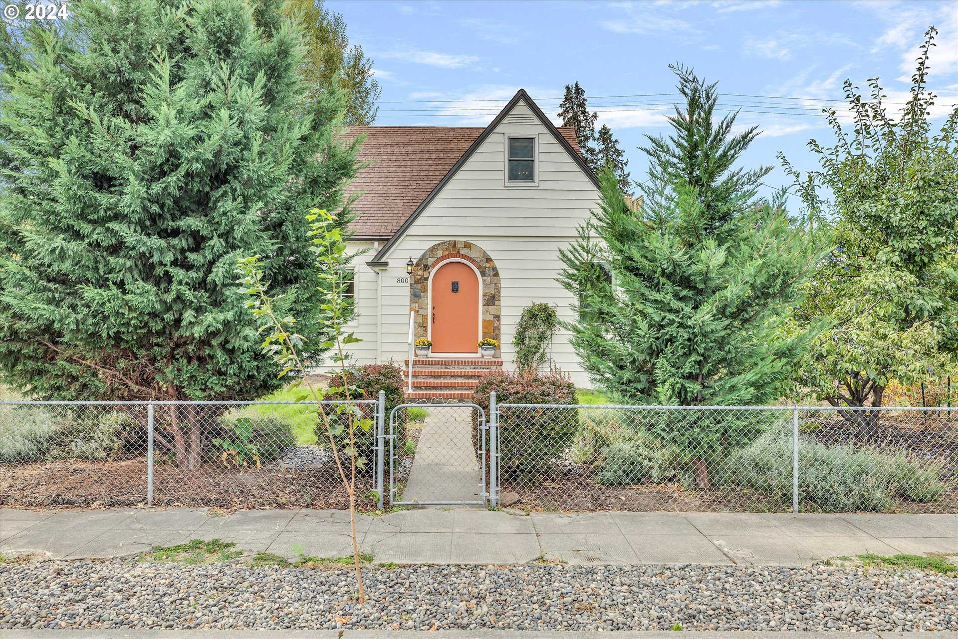 photo 3: 800 W 9TH ST, The Dalles OR 97058