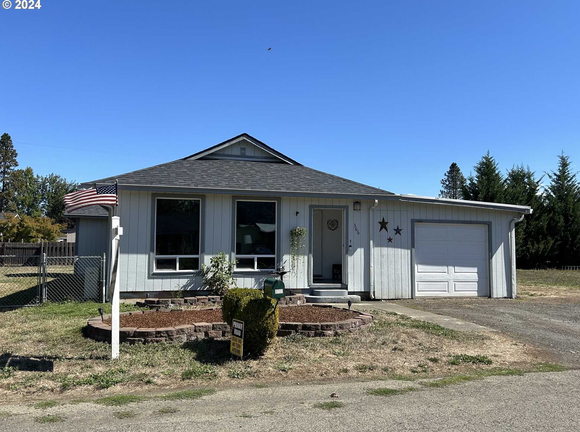 photo 1: 366 Sunset ST, Sutherlin OR 97479