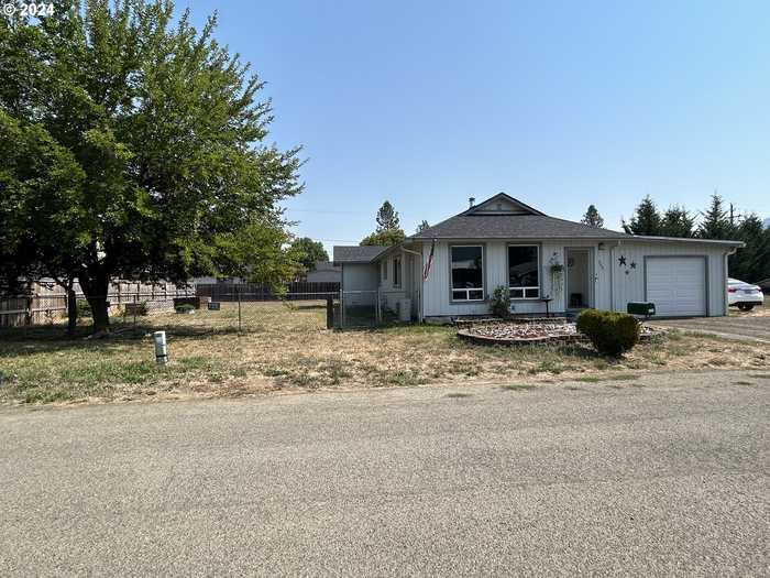 photo 2: 366 Sunset ST, Sutherlin OR 97479