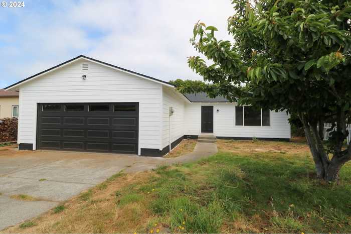 photo 2: 890 11TH ST, Bandon OR 97411