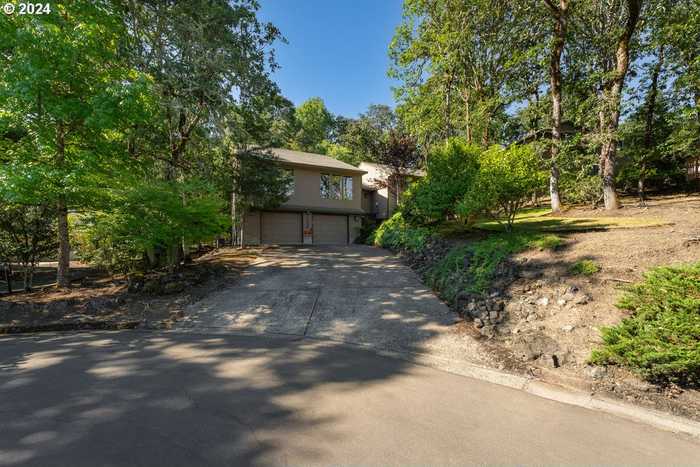 photo 2: 1065 W COPPER CT, Roseburg OR 97471