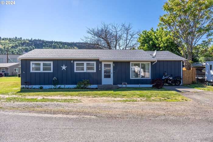 photo 1: 3618 W 8TH ST, The Dalles OR 97058