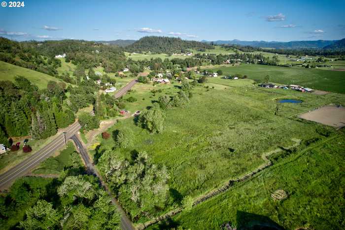 photo 2: Healy RD Unit 00402, Roseburg OR 97471