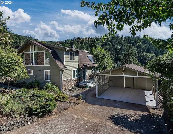 photo 1: 385 CHINKAPIN CT, Roseburg OR 97470