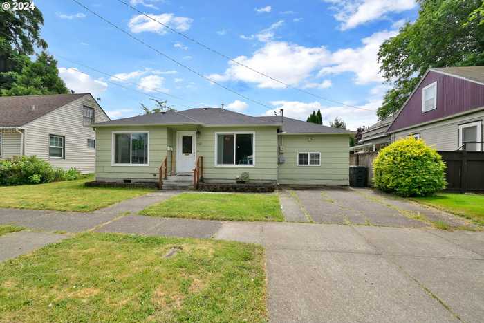 photo 1: 310 E OAK ST, Lebanon OR 97355