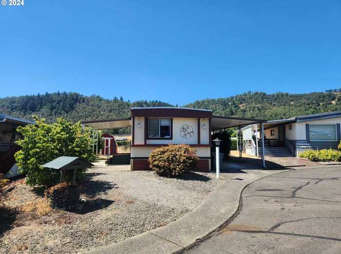 photo 1: 210 SHADOW RANCH LN, Roseburg OR 97470