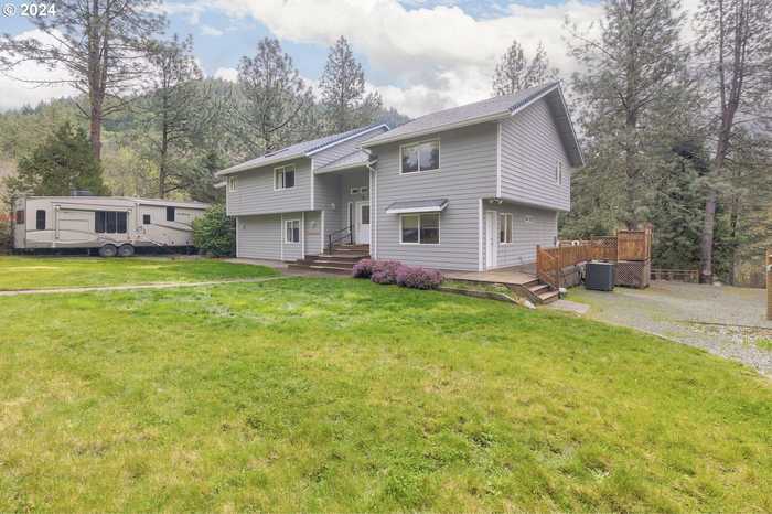 photo 2: 1566 E JONES CREEK RD, Grants Pass OR 97526