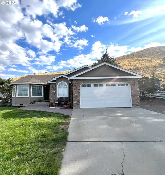 photo 1: 137 Foothill DR, Baker City OR 97814