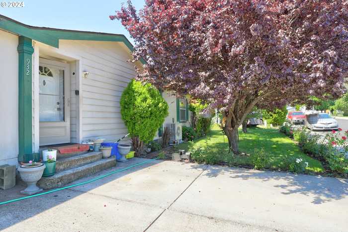 photo 2: 932 FLORAL ST, The Dalles OR 97058