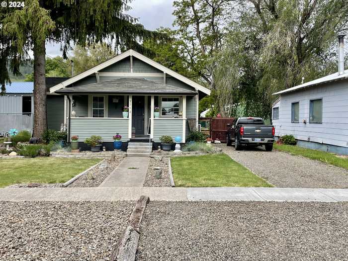 photo 1: 2712 N ASH ST, La Grande OR 97850