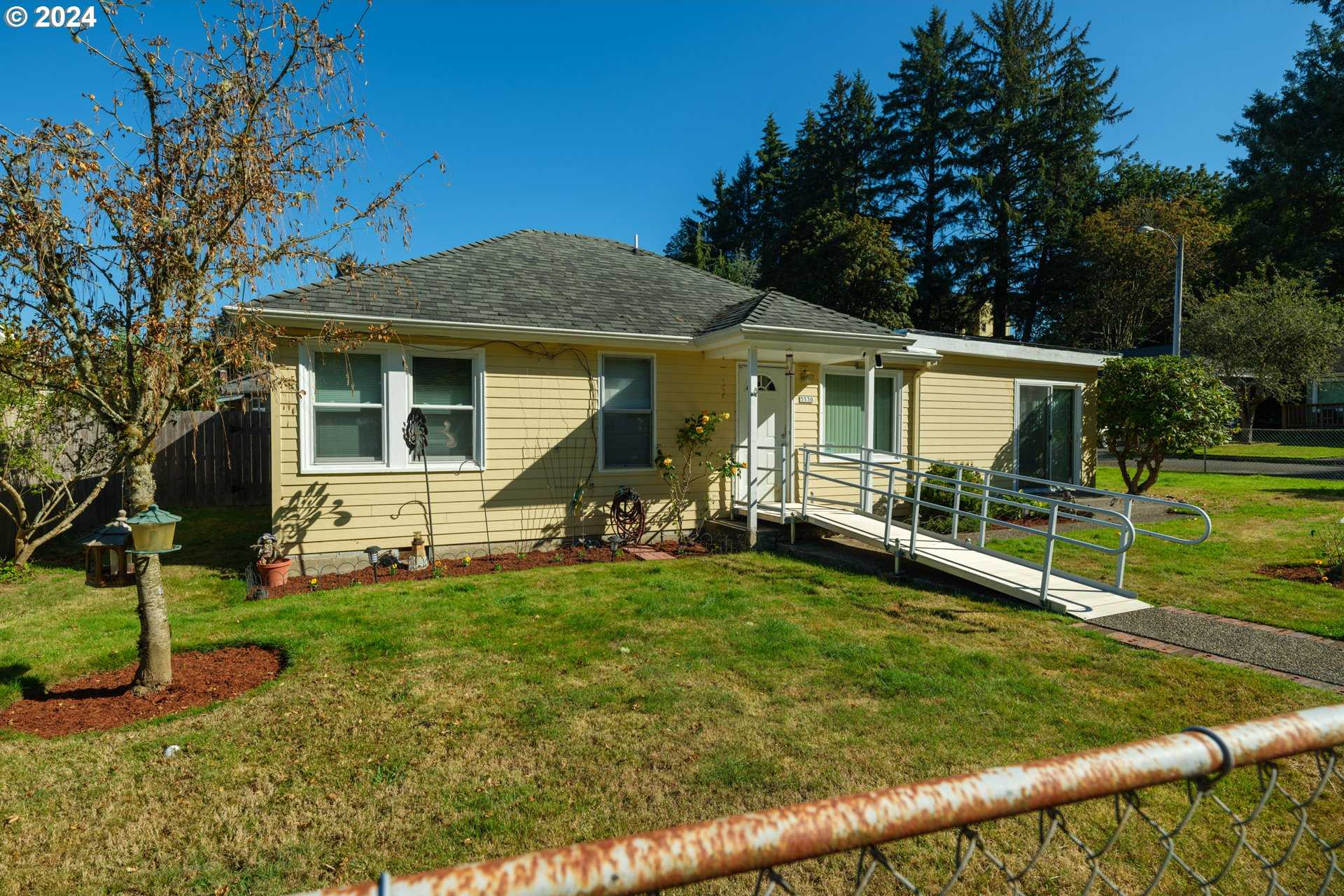 photo 2: 3530 HARRISON DR, Astoria OR 97103