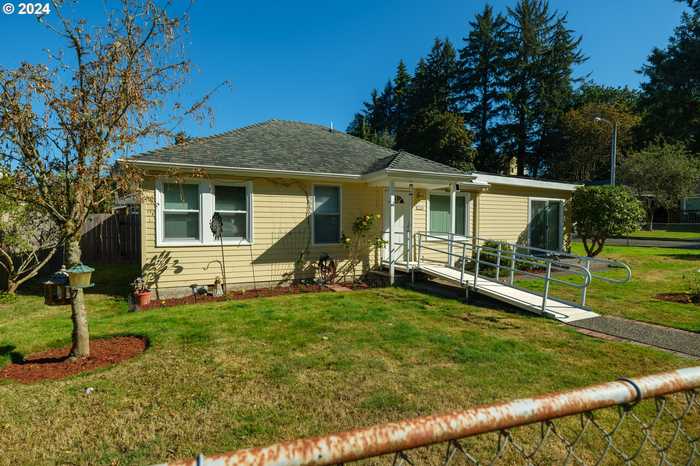 photo 2: 3530 HARRISON DR, Astoria OR 97103