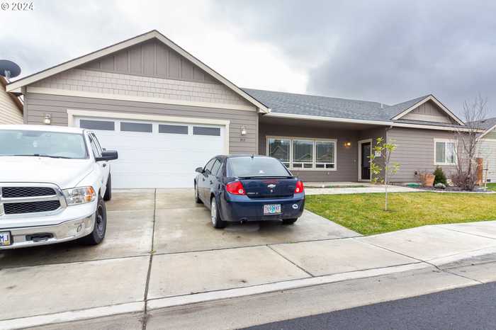 photo 2: 915 SW COYOTE DR, Hermiston OR 97838