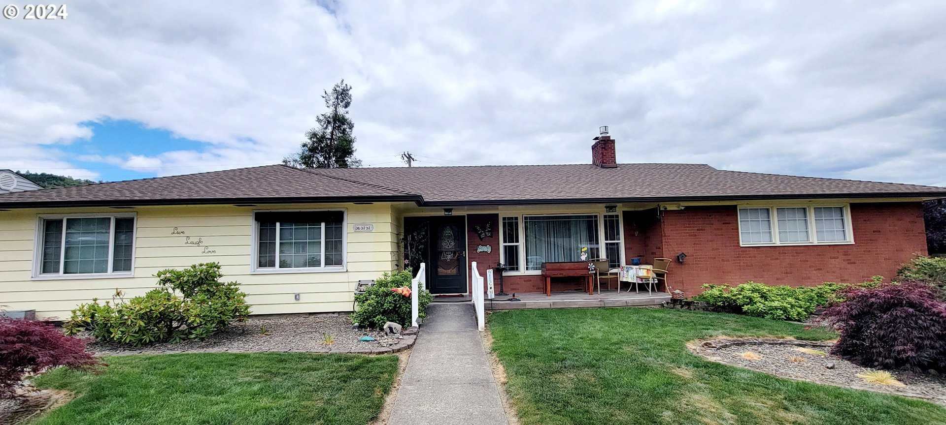 photo 1: 611 E 3RD AVE, Riddle OR 97469