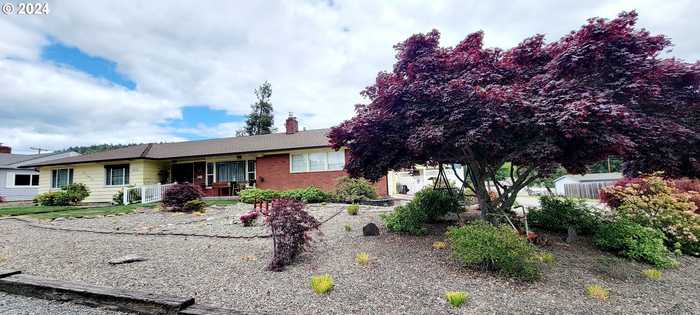 photo 2: 611 E 3RD AVE, Riddle OR 97469