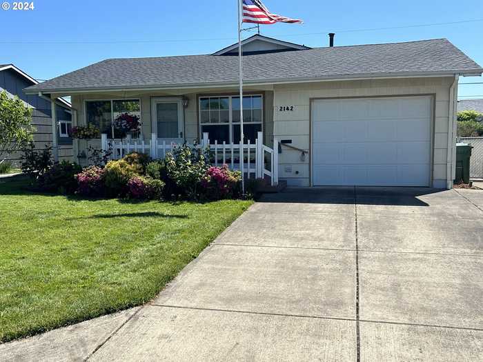 photo 1: 2142 COUNTRY CLUB RD, Woodburn OR 97071