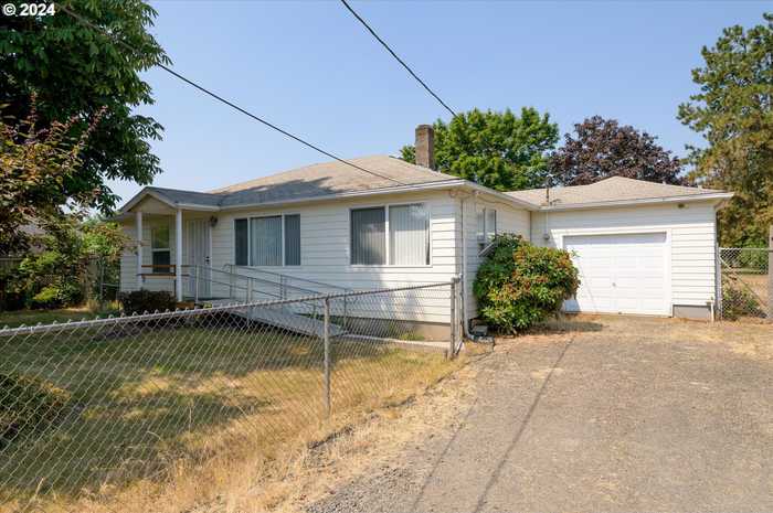 photo 1: 2386 CLEAR VUE LN, Springfield OR 97477