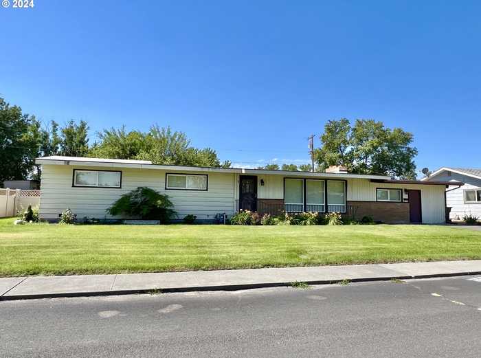 photo 1: 23 W CEDAR DR, Hermiston OR 97838