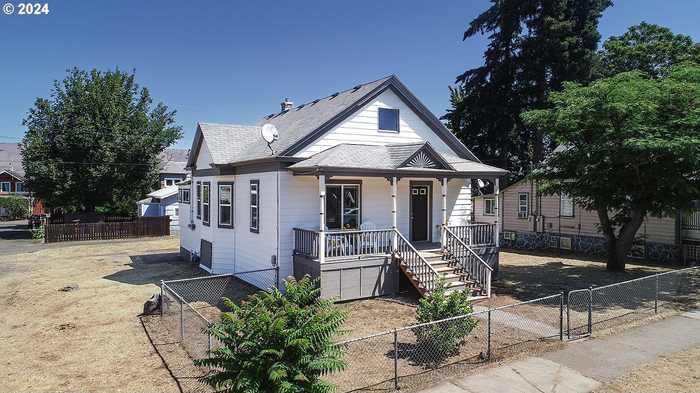 photo 1: 903 E 8TH ST, The Dalles OR 97058