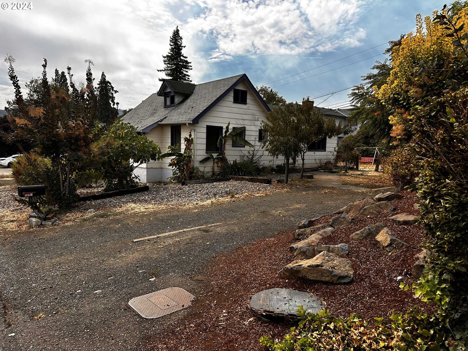 photo 1: 1246 NW HICKS ST, Roseburg OR 97470