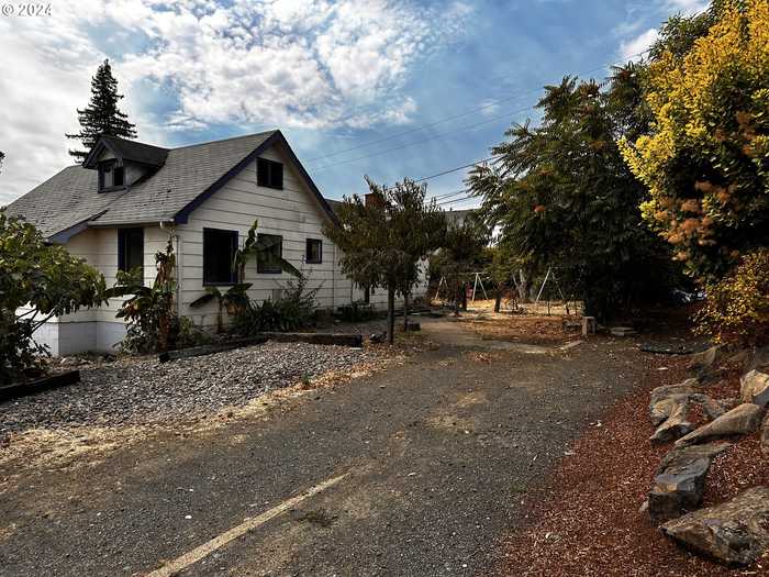 photo 2: 1246 NW HICKS ST, Roseburg OR 97470