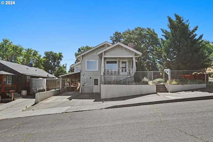 photo 2: 1214 GARRISON ST, The Dalles OR 97058