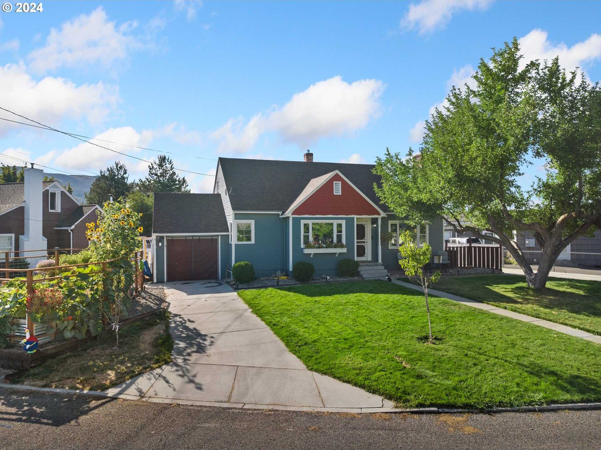 photo 1: 205 HILLCREST DR, Baker City OR 97814