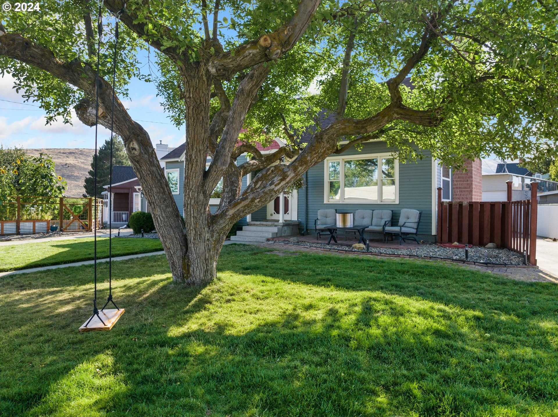 photo 3: 205 HILLCREST DR, Baker City OR 97814