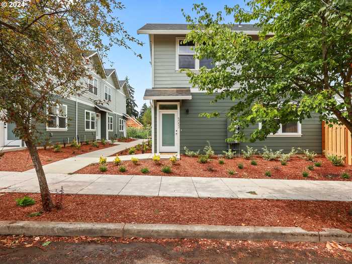 photo 1: 5053 NE 47th PL, Portland OR 97218