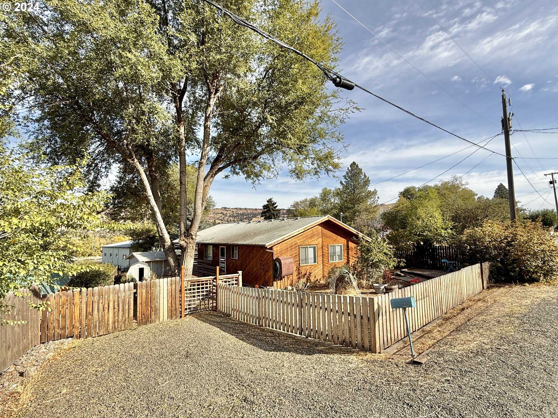 photo 1: 409 SE HILLCREST RD, John Day OR 97845