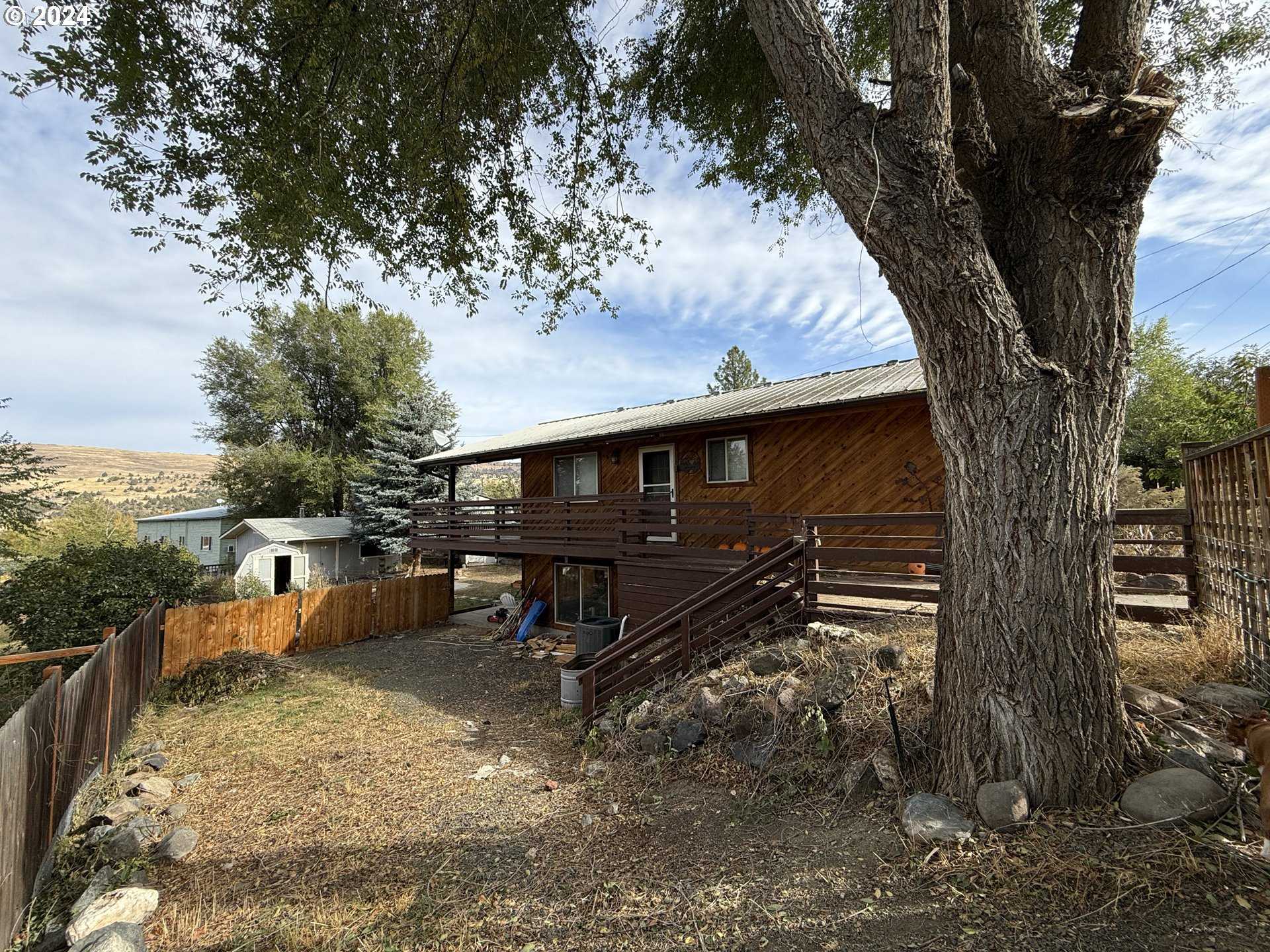 photo 2: 409 SE HILLCREST RD, John Day OR 97845